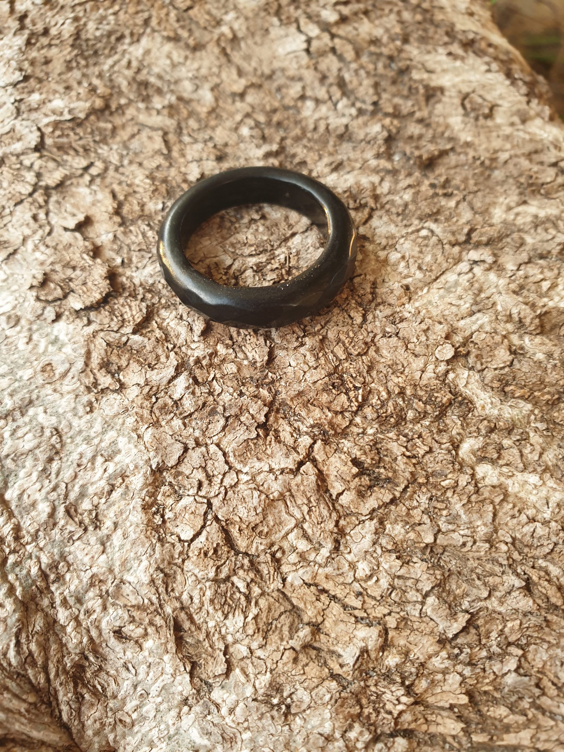 ANILLO FACETADO BASALTO